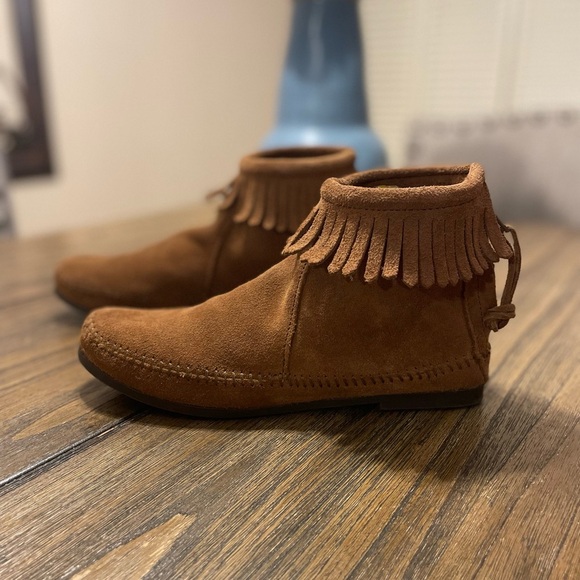 MINNETONKA Fringe Back-Zip Suede Boot Size 6 Brown Western Moccasins Boho - Picture 1 of 9